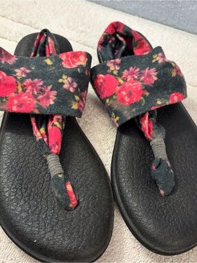 Sanuk Black Footbed Sandals with Red Floral Fabric Straps SZ 7 Sling ST Floral